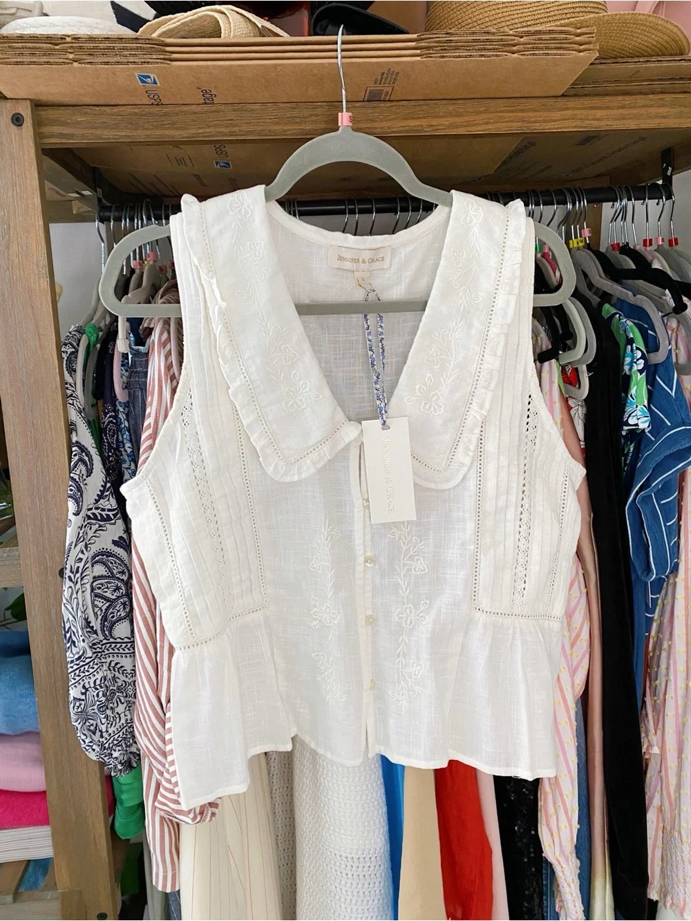 JENNIFER & GRACE Off-White Ruffle Collar Embroidered Cotton Sleeveless Top! 🐚 - Picture 3 of 12